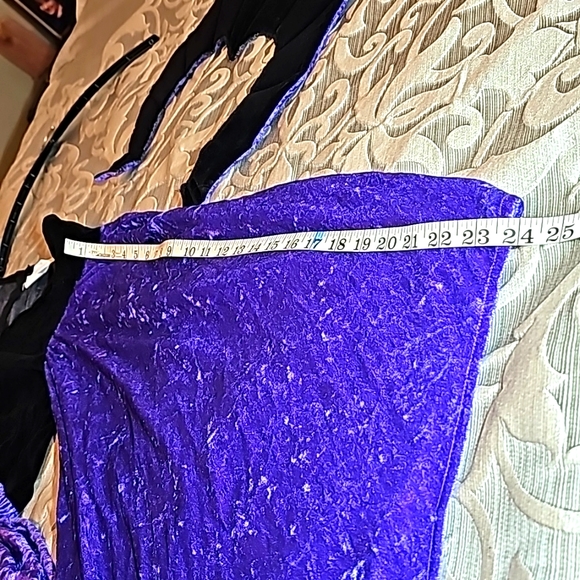 Evil queen costume size 24-26, 2X - Picture 13 of 13